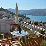 Apartment Mit Grill- Terrasse Und Garten By Interhome Trogir